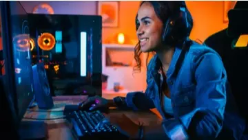 woman gamer playing at multiple screens